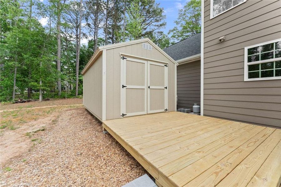 Exterior details and patio area of a home in , Clermont (Image 3).