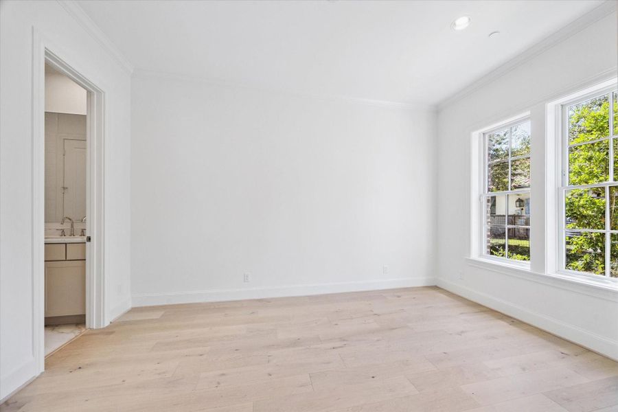 Bedroom on the first floor would also make a nice study.