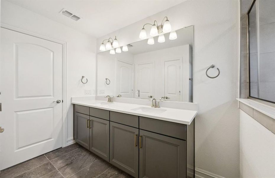 Spacious secondary bathroom Spacious secondary bathroom