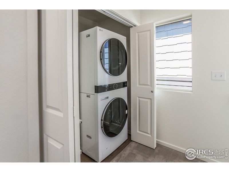 Washer/Dryer included!