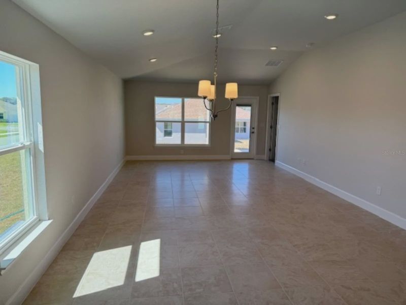 Spacious, unfurnished interior of a new home in Oak Hill Plantation, Ocala (Image 8).
