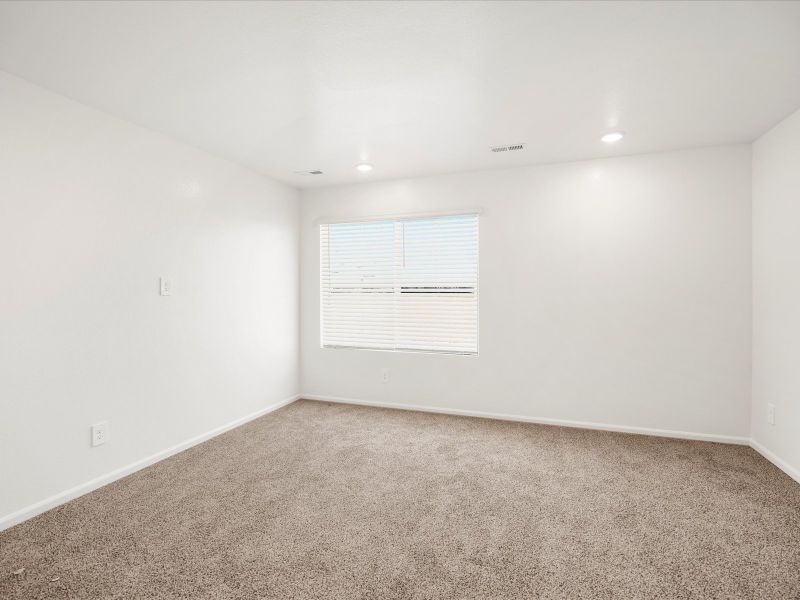 Spacious, unfurnished interior of a new home in Skyview at High Point, Aurora (Image 9).