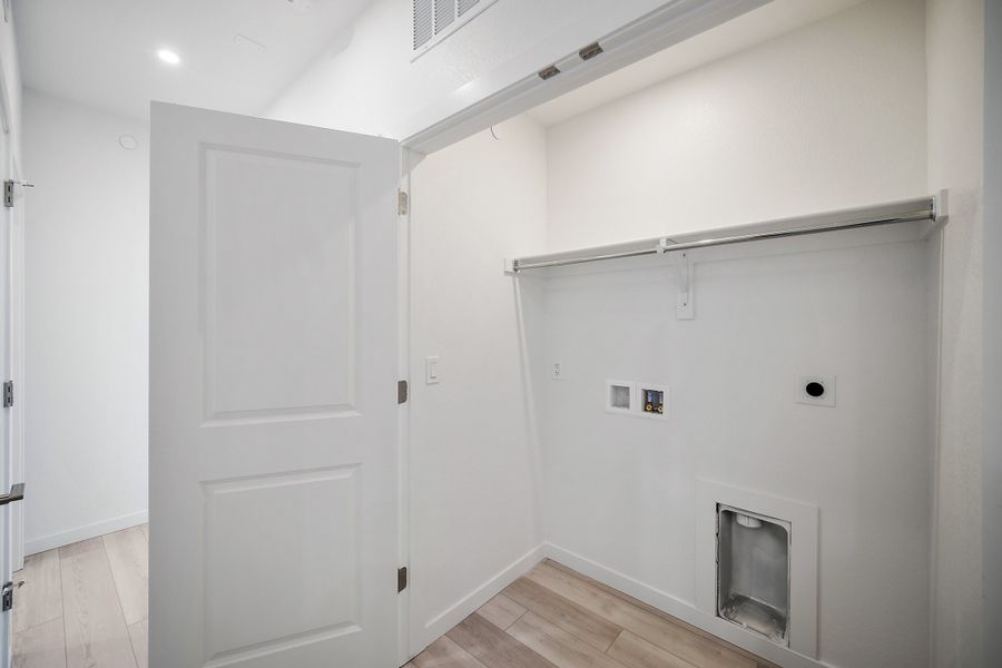 Spacious, unfurnished interior of a new home in Lyric at RidgeGate Condos, Lone Tree (Image 16). Spacious, unfurnished interior of a new home in Lyric at RidgeGate Condos, Lone Tree (Image 16).