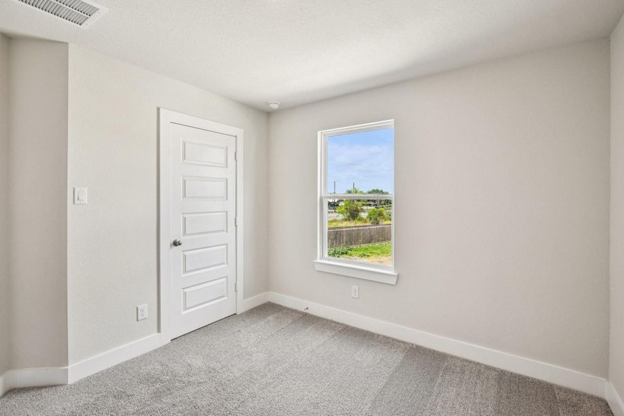 Spacious, unfurnished interior of a new home in Alicante, Houston (Image 25).