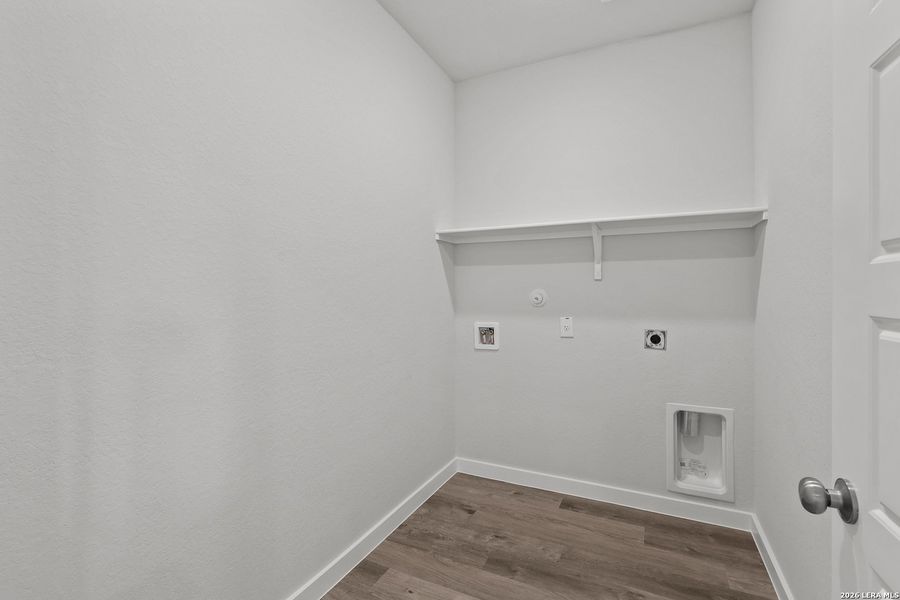 Spacious, unfurnished interior of a new home in Spring Creek, San Antonio (Image 23).