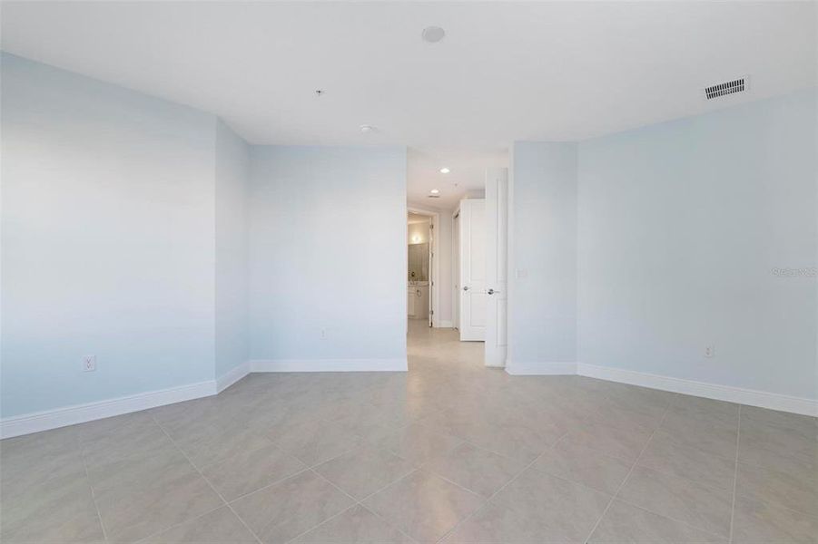 Spacious, unfurnished interior of a new home in , Bradenton (Image 32).