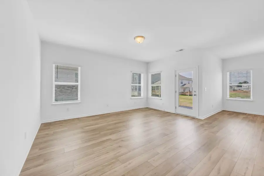 Spacious, unfurnished interior of a new home in Stratford Station, Lebanon (Image 19).