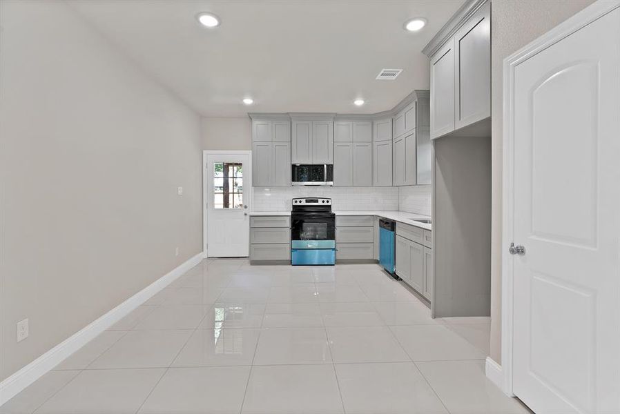 Spacious, unfurnished interior of a new home in , Cleburne (Image 25).