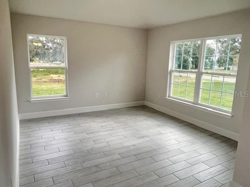 Spacious, unfurnished interior of a new home in Hill Country Estates, Dade City (Image 5).