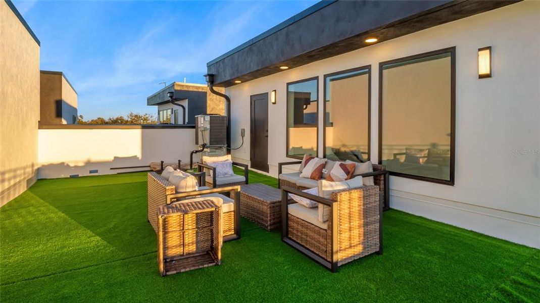 Exterior details and patio area of a home in , St. Petersburg (Image 3).