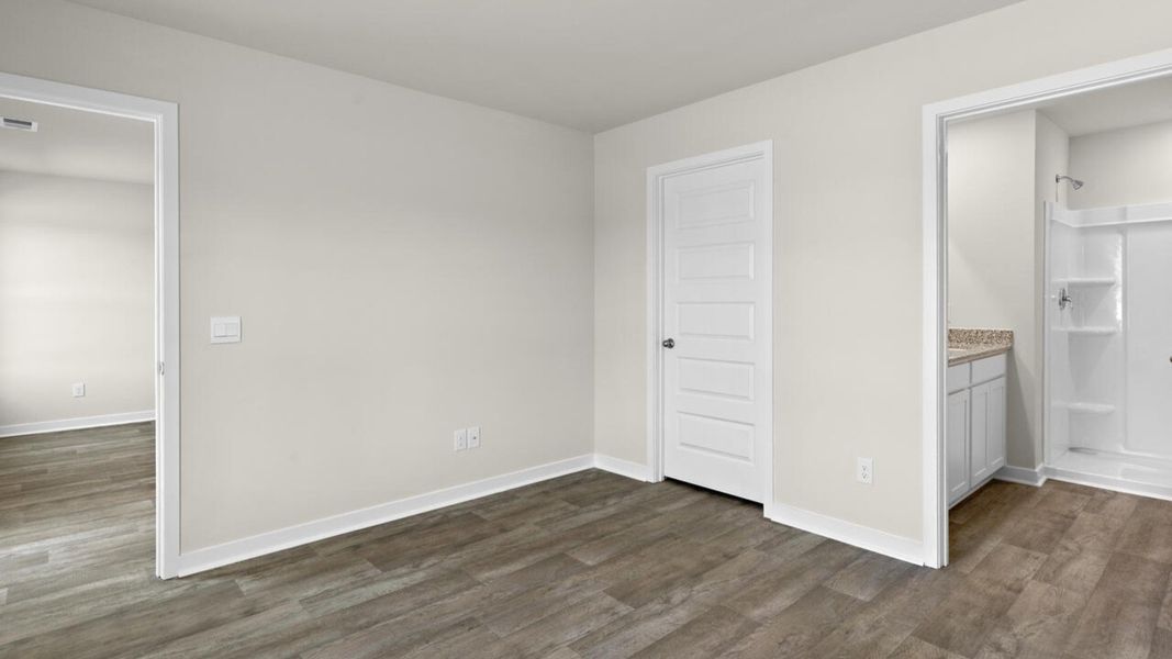 Spacious, unfurnished interior of a new home in Eagle Creek, Bolivia (Image 15).