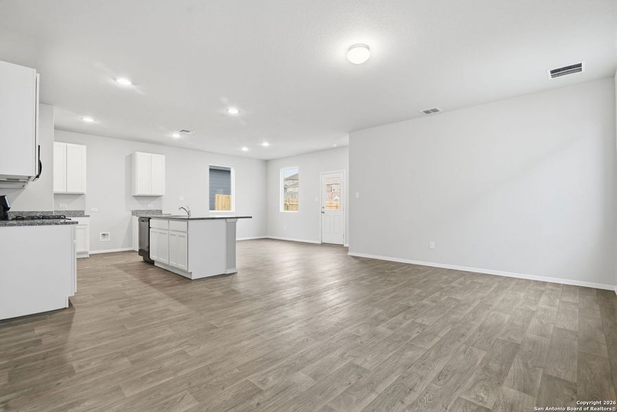 Spacious, unfurnished interior of a new home in Hunters Ranch, San Antonio (Image 36).