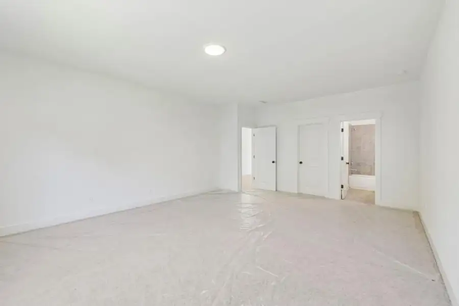 Spacious, unfurnished interior of a new home in White Post on Lake Lanier, Gainesville (Image 37).
