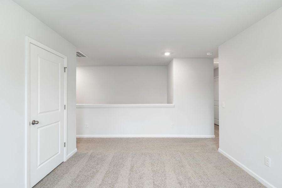 Spacious, unfurnished interior of a new home in Carolina Groves, Moncks Corner (Image 27).