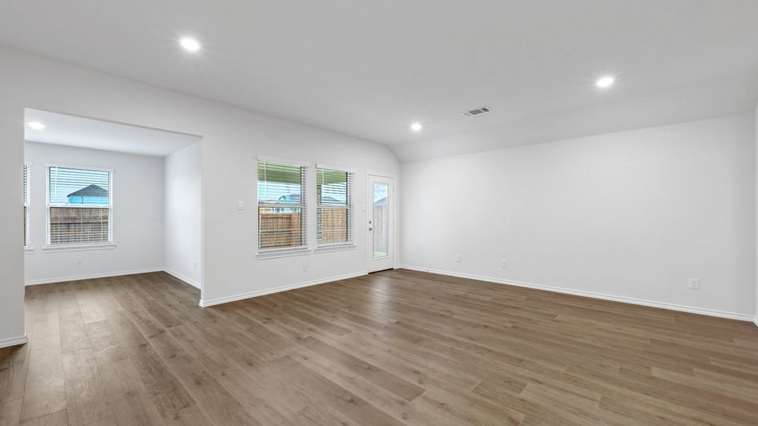 Spacious, unfurnished interior of a new home in Saddlebrook, Waxahachie (Image 18). Spacious, unfurnished interior of a new home in Saddlebrook, Waxahachie (Image 18).