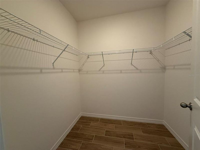 Spacious, unfurnished interior of a new home in , Mascotte (Image 19).