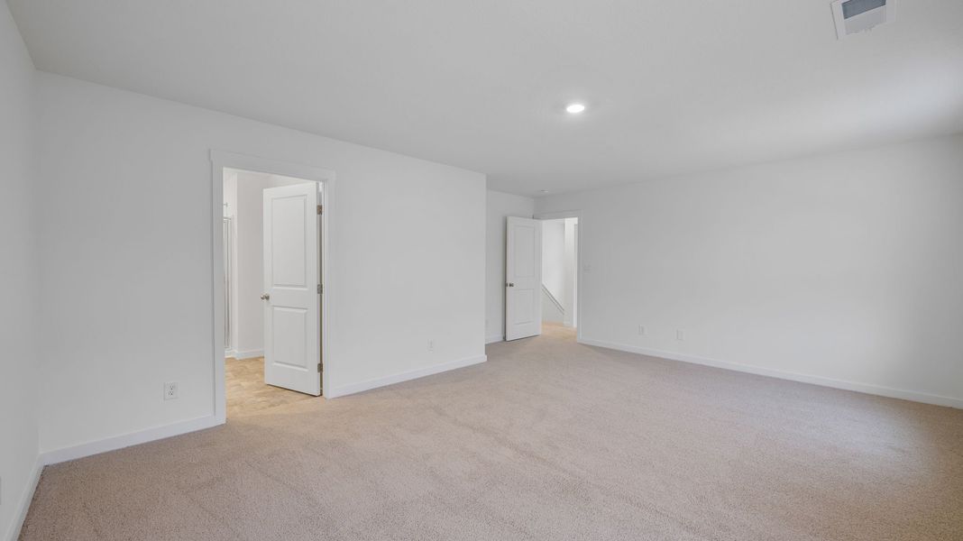 Spacious, unfurnished interior of a new home in Hillcrest Landing, Cleveland (Image 19).