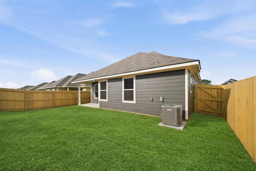 Exterior details and patio area of a home in , Navasota (Image 19).