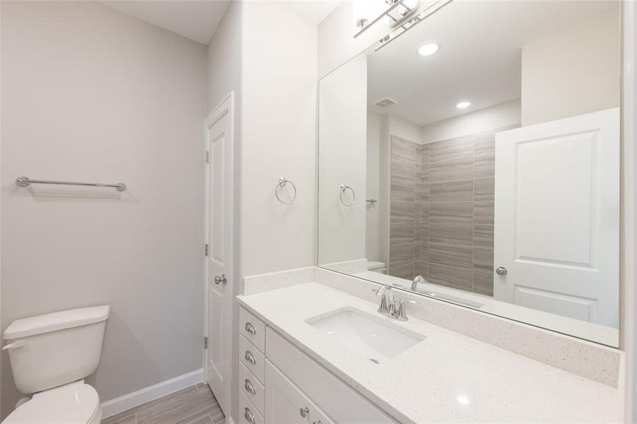 Secondary bathroom with shower / tub combo.