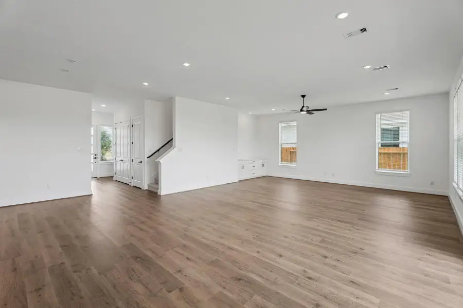 Spacious, unfurnished interior of a new home in Hallimore Ranch, Rosenberg (Image 5).