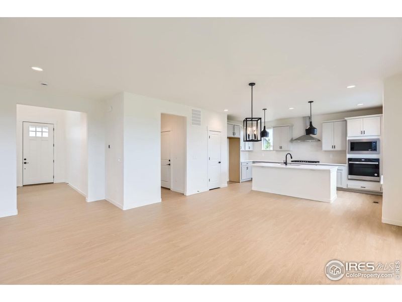 Spacious, unfurnished interior of a new home in Barefoot Lakes, Longmont (Image 19).