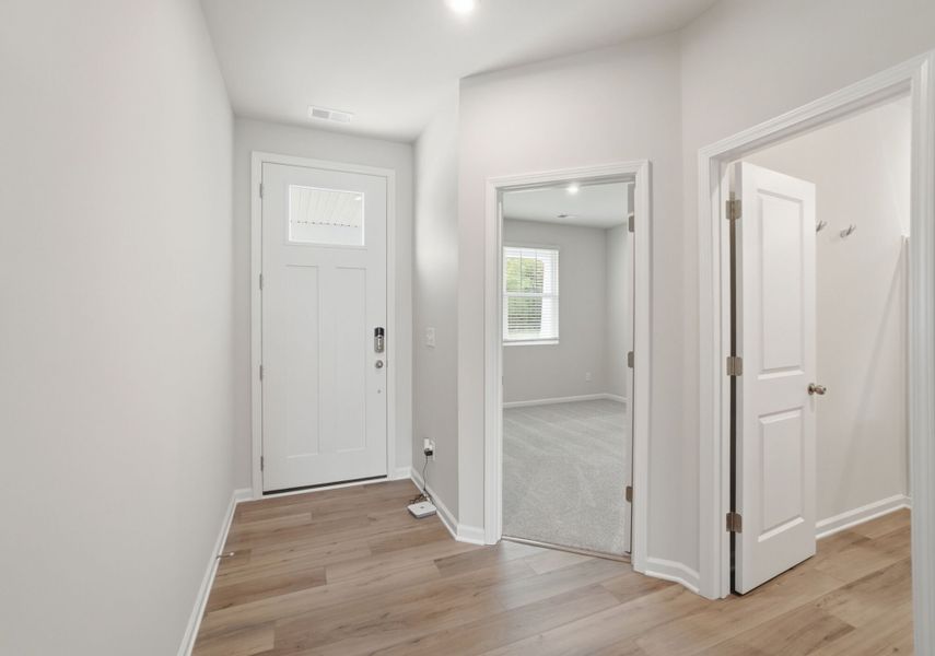 Spacious, unfurnished interior of a new home in Waxhaw Landing, Monroe (Image 11).