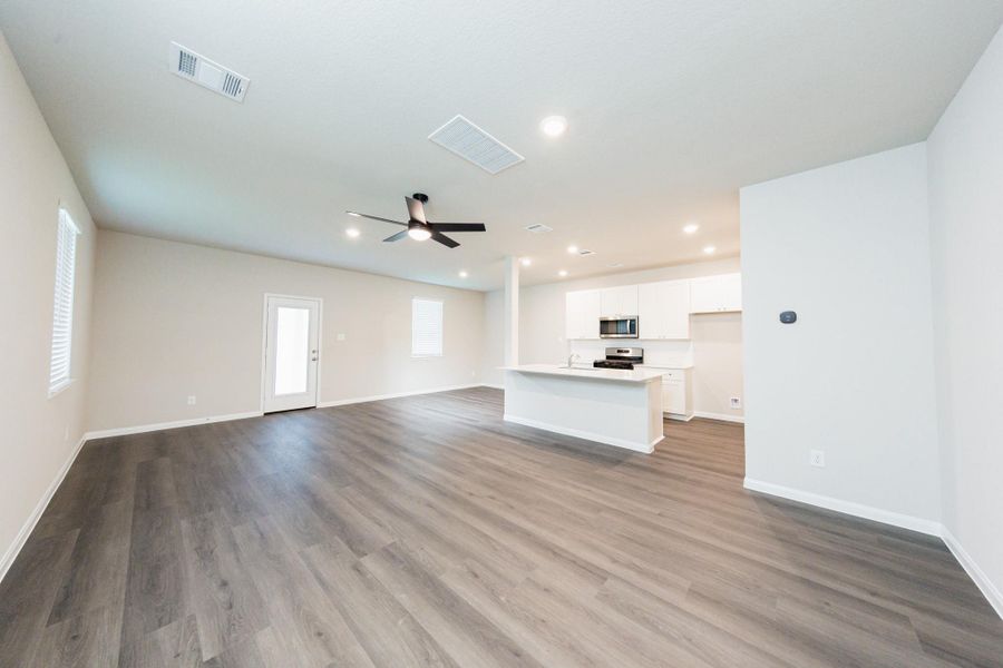 Spacious, unfurnished interior of a new home in River's Edge, Conroe (Image 11). Spacious, unfurnished interior of a new home in River's Edge, Conroe (Image 11).