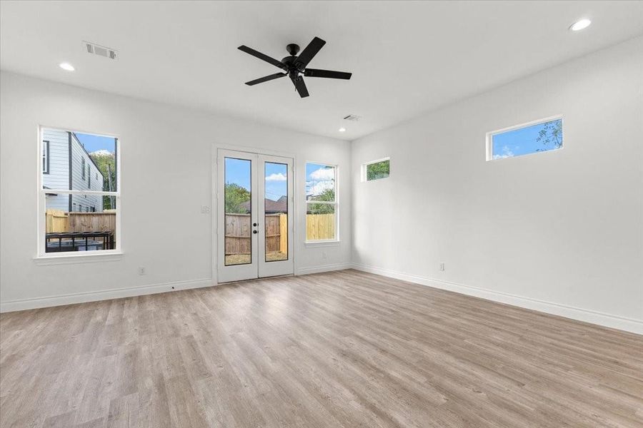 Spacious, unfurnished interior of a new home in , Houston (Image 35).