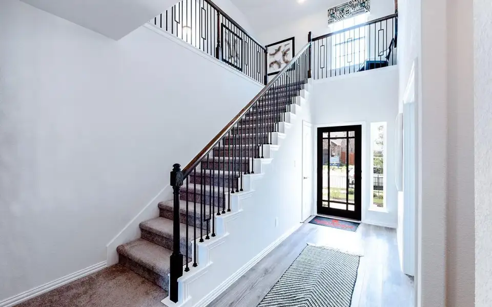 Spacious, unfurnished interior of a new home in Sunfield, Buda (Image 18).