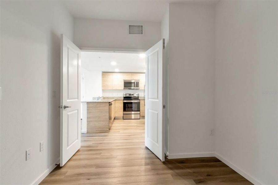 Spacious, unfurnished interior of a new home in , Orlando (Image 15).