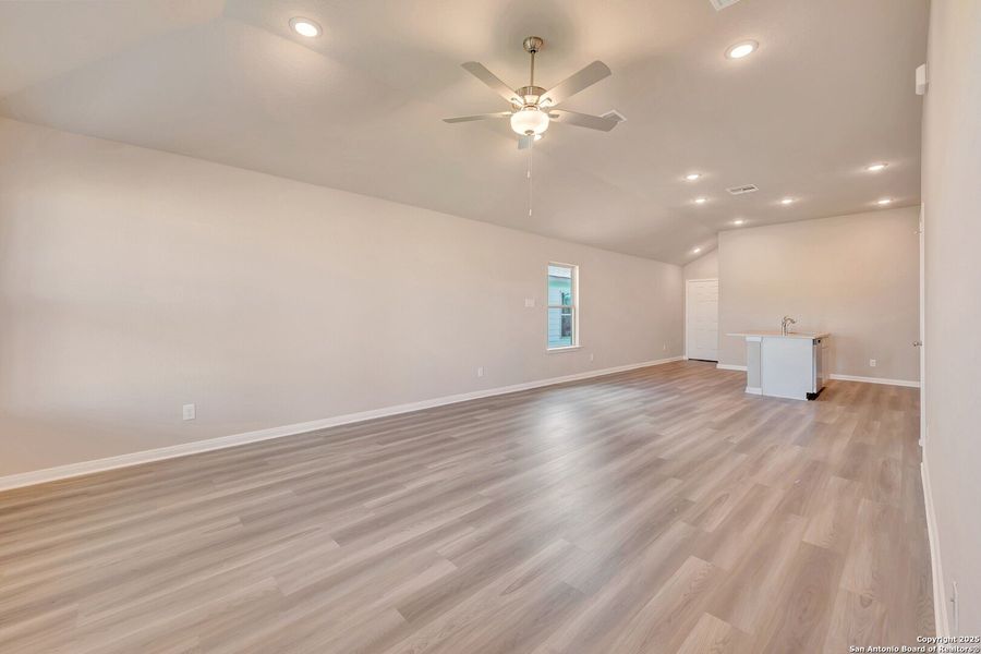 Spacious, unfurnished interior of a new home in Park Place, New Braunfels (Image 29).