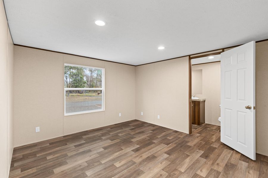 Spacious, unfurnished interior of a new home in , Summerville (Image 9).