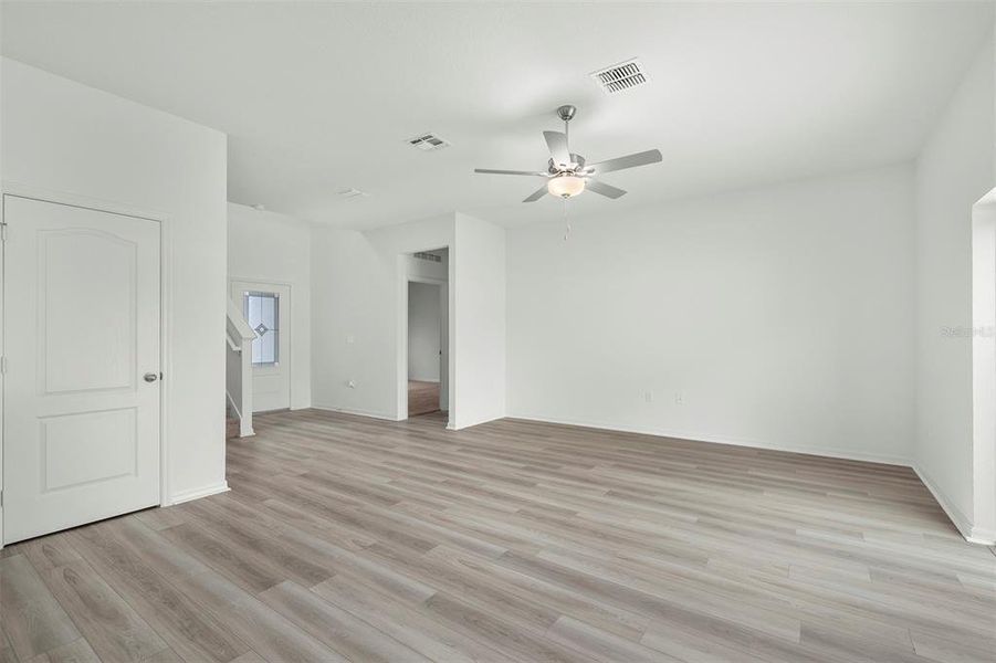 Spacious, unfurnished interior of a new home in Tula Parc, Astatula (Image 11).