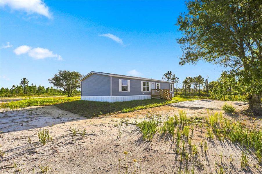 Exterior details and patio area of a home in , Okeechobee (Image 16).