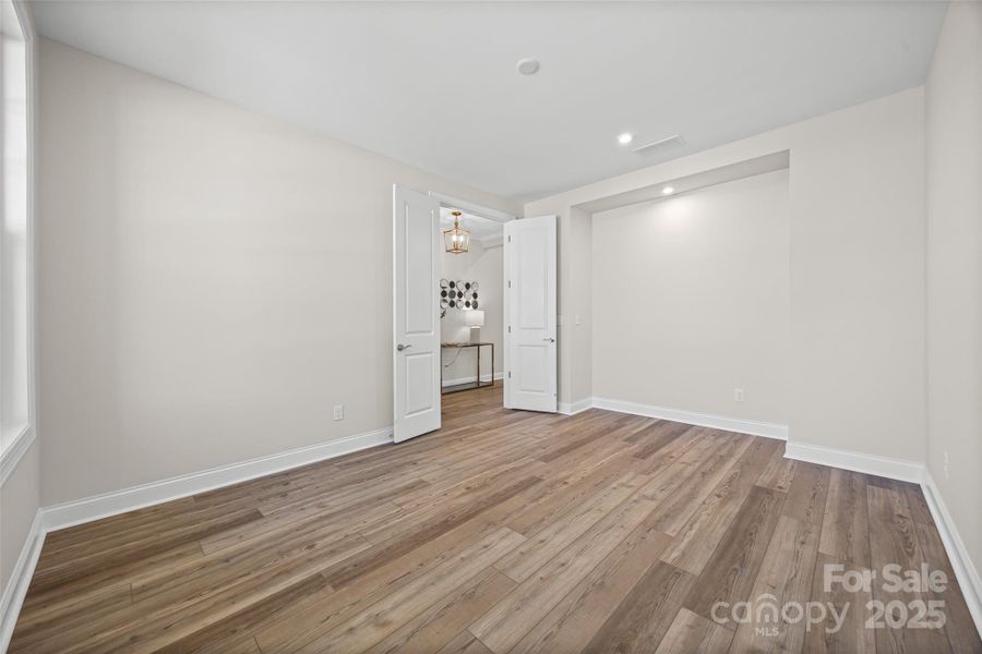 Spacious, unfurnished interior of a new home in Handsmill on Lake Wylie, York (Image 28).