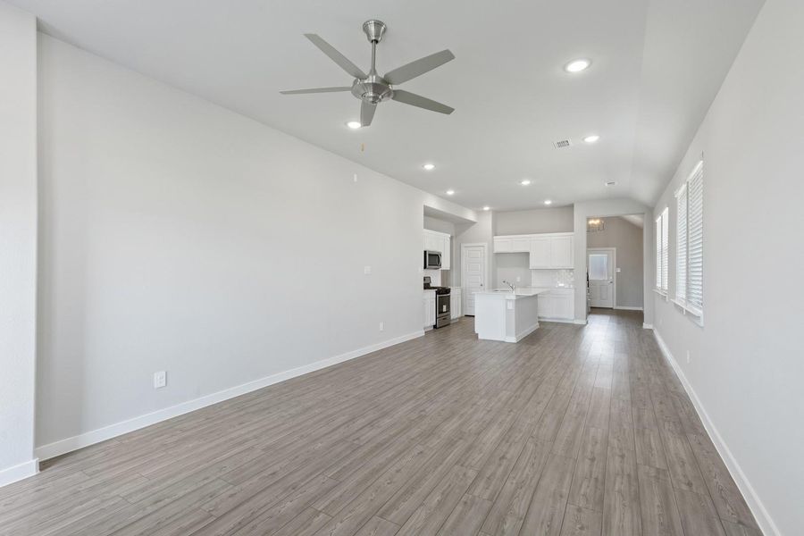 Spacious, unfurnished interior of a new home in Trinity Ranch, Elgin (Image 11).