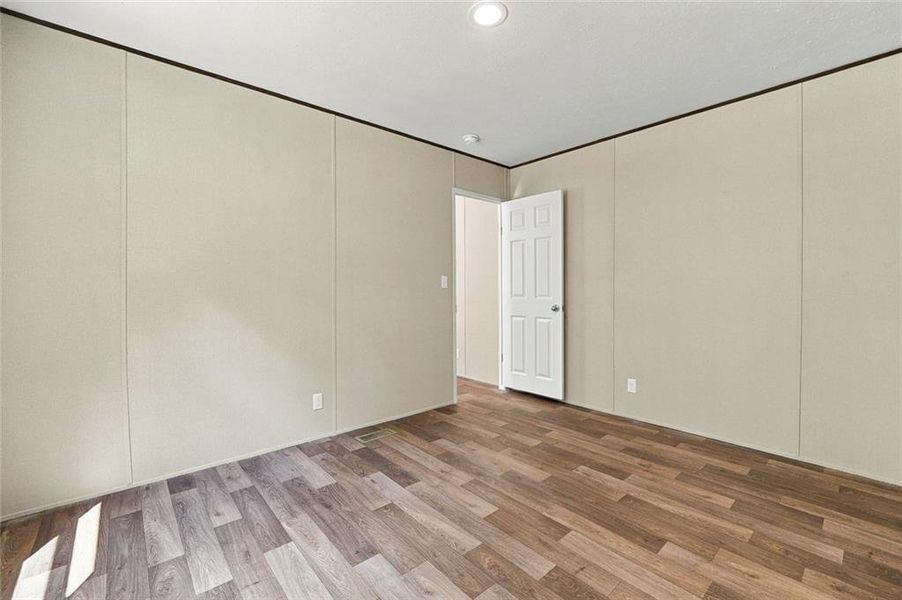 Spacious, unfurnished interior of a new home in , Jasper (Image 33).