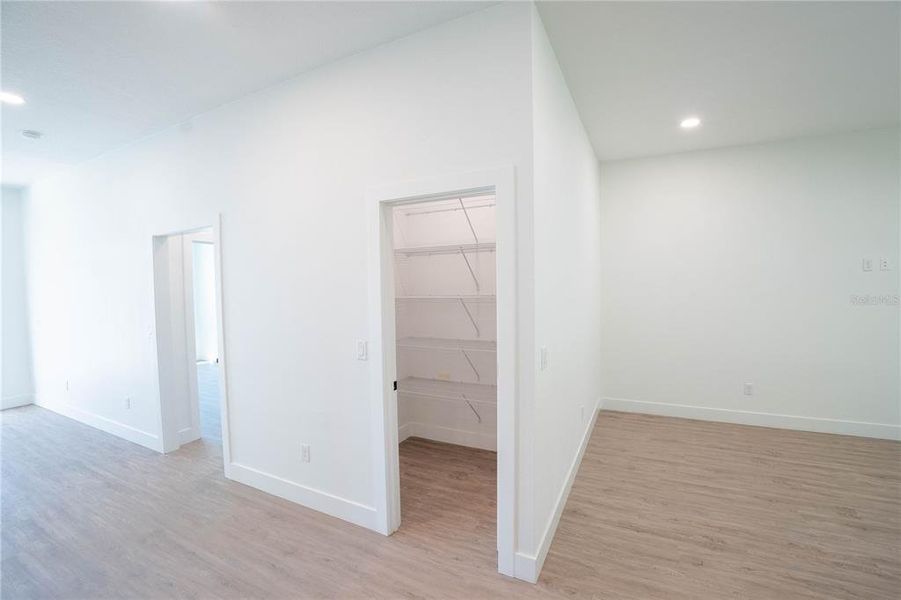 Spacious, unfurnished interior of a new home in , Tampa (Image 34).