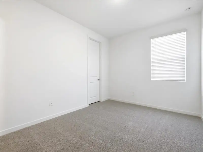 Spacious, unfurnished interior of a new home in Anthem at Merrill Ranch Reserve Series, Florence (Image 12).