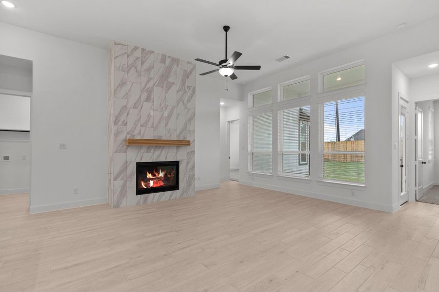 Spacious, unfurnished interior of a new home in Blue Heron, Mont Belvieu (Image 26).