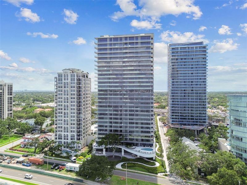 Condo located in Tampa, FL showcasing its design and architecture (Image 4).