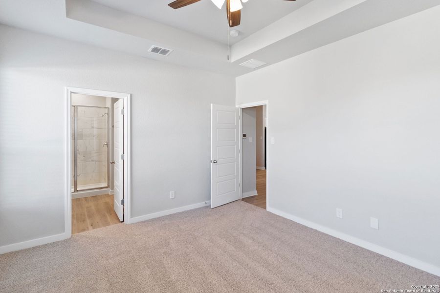 Spacious, unfurnished interior of a new home in , San Antonio (Image 15).