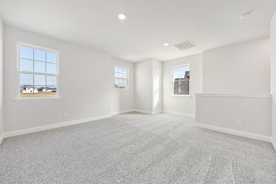 Spacious, unfurnished interior of a new home in Venetian, Weston (Image 17).