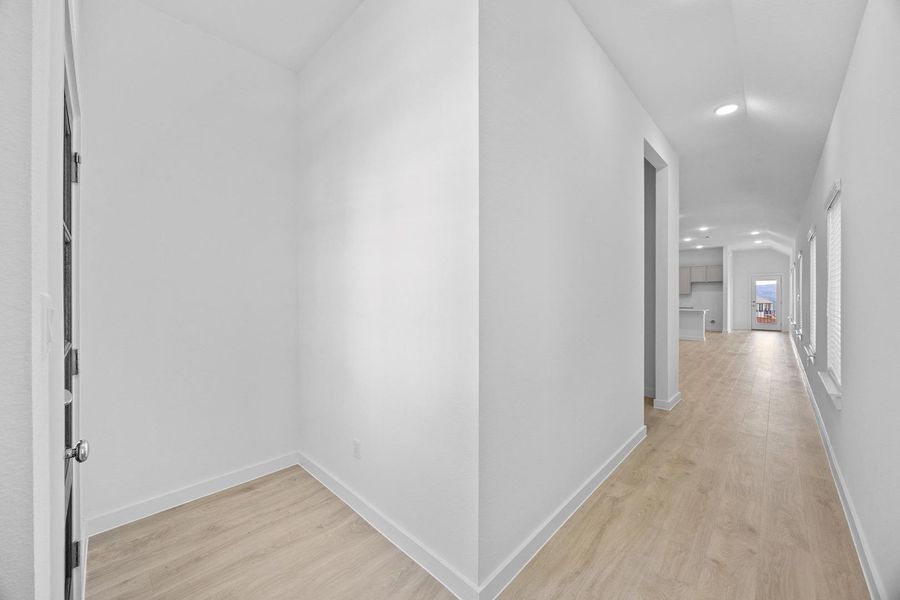 Spacious, unfurnished interior of a new home in Trinity Ranch, Elgin (Image 10).