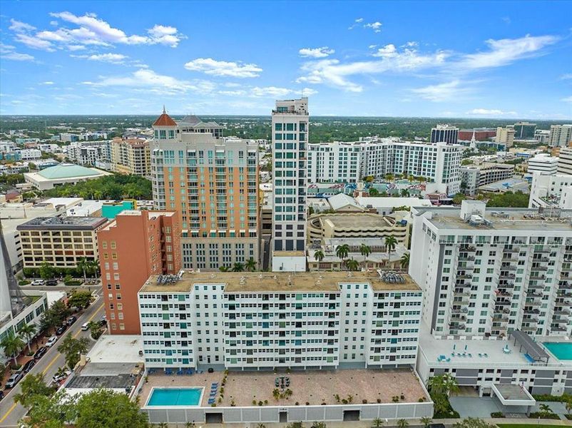 Condo located in Sarasota, FL showcasing its design and architecture (Image 3). Condo located in Sarasota, FL showcasing its design and architecture (Image 3).