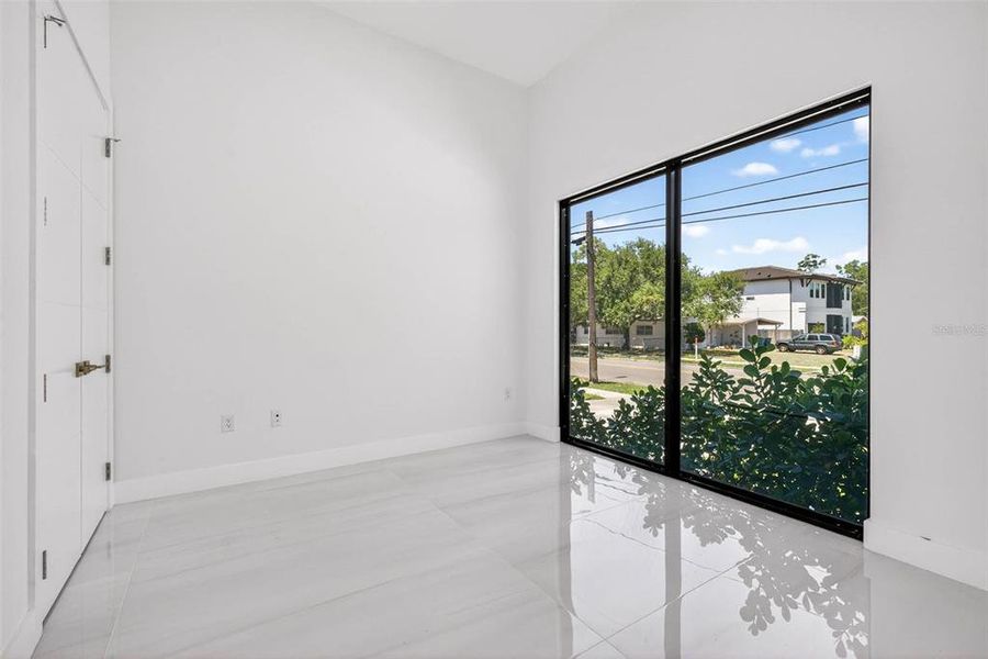 Spacious, unfurnished interior of a new home in , Tampa (Image 44).