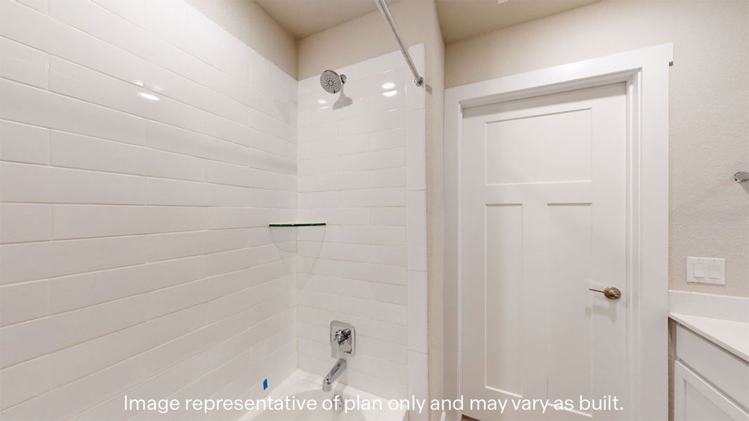 Close-up of interior finishes inside a home in Saratoga Crossing, Corpus Christi (Image 14).