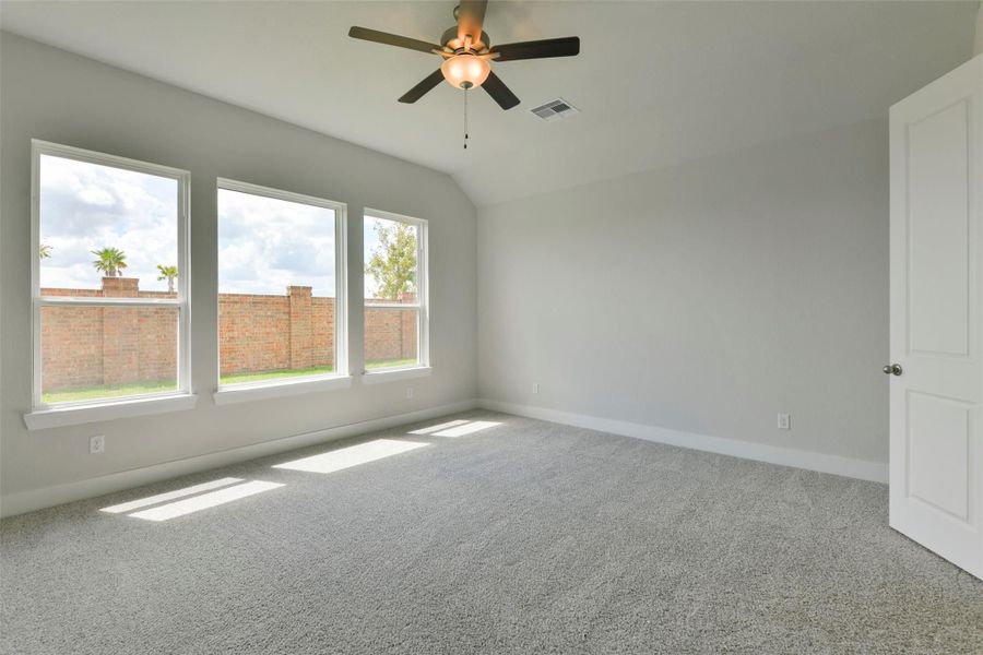 Spacious, unfurnished interior of a new home in Lago Mar, Texas City (Image 19).