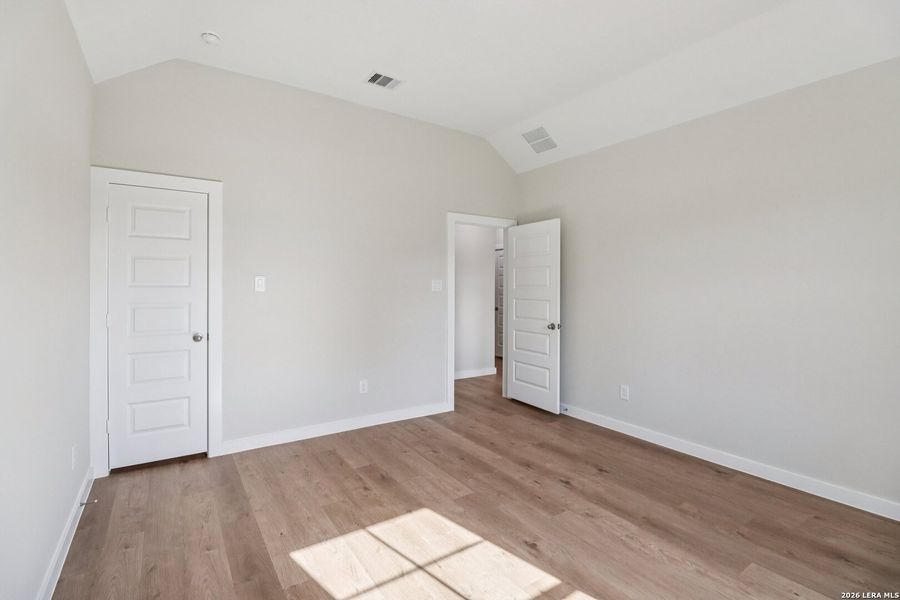 Spacious, unfurnished interior of a new home in Jordan's Ranch, San Antonio (Image 25).