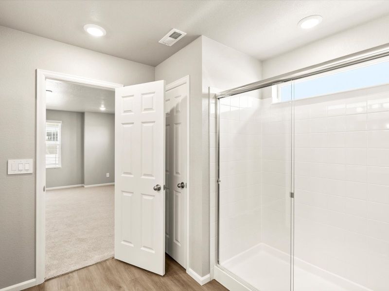 Spacious, unfurnished interior of a new home in Turnberry, Commerce City (Image 11).